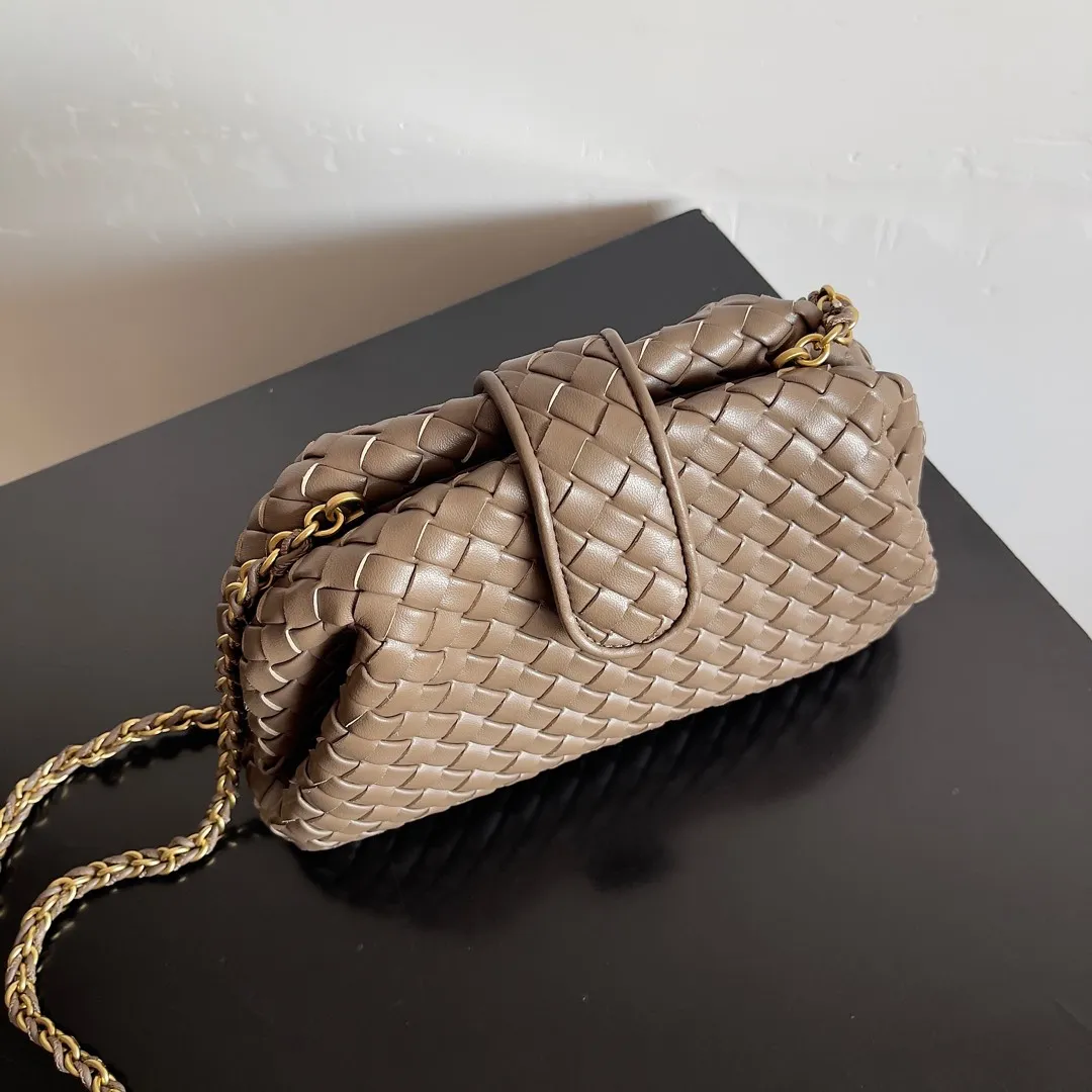 Batch 1880 BOTTEGA VENETA LAUREN 1980 small clutch bag is new! The small size that many people squat on is finally here. The self-adjustable zipper is a highlight of this bag. After being removed, it can be used as a handbag for important occasions. One bag unlocks two carrying methods at the same time. It is practical and has a unique sense of structure and beautiful lines. It is more elegant than a small cloud. It is a tribute to the classics and the pursuit of modernity. Style number: 804038 Size: 27*15*8cm